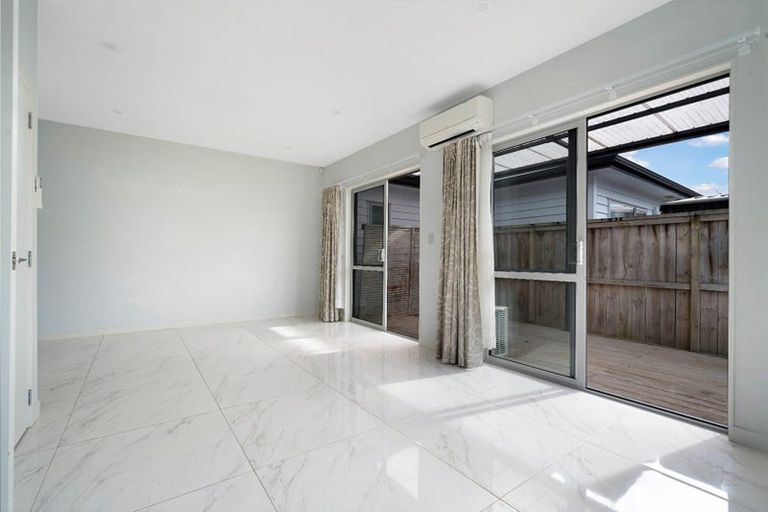 Photo of property in 4a Glenvil Lane, Te Atatu Peninsula, Auckland, 0610