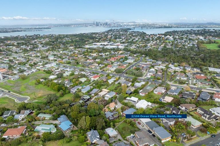 Photo of property in 2/104 Ocean View Road, Northcote, Auckland, 0627