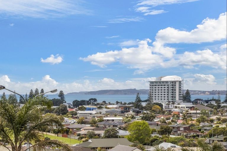 Photo of property in 49 Grovenor Drive, Orewa, 0931