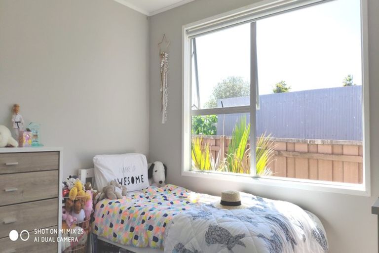 Photo of property in 15 Kelman Road, Kelston, Auckland, 0602