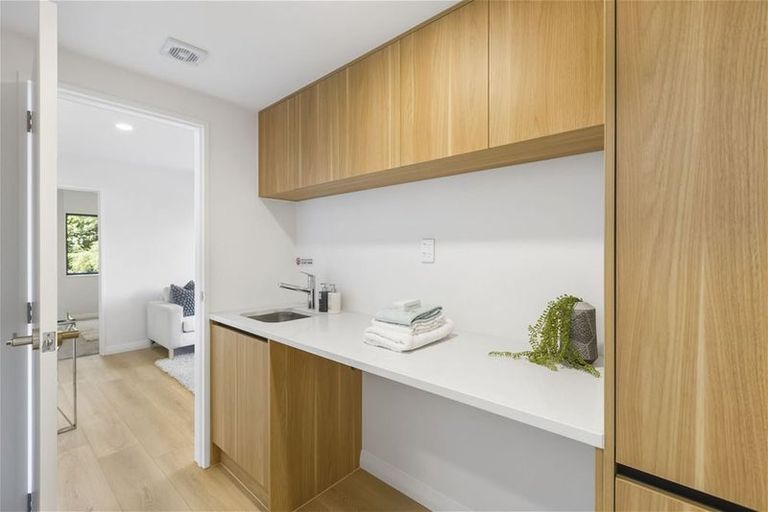 Photo of property in 24 Lorikeet Place, Unsworth Heights, Auckland, 0632