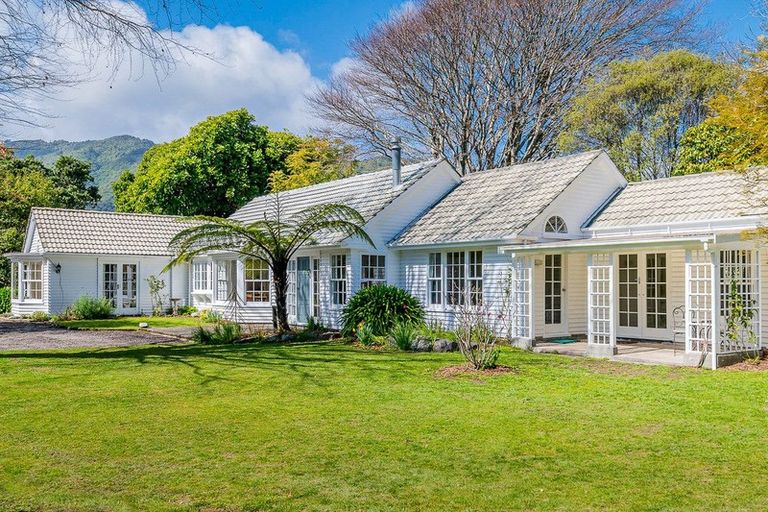 Photo of property in 11 Karaka Grove, Waikanae, 5036
