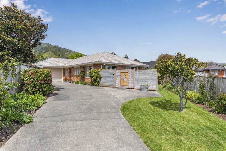 Photo of property in 15 Balmerino Grove, Waikanae, 5036