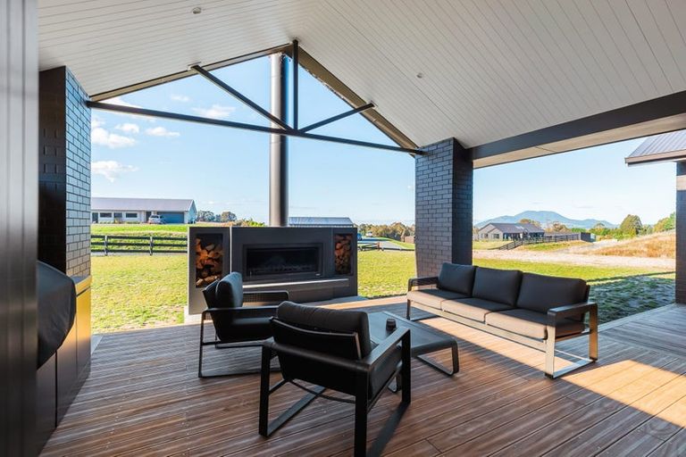 Photo of property in 2 Vickers Way, Acacia Bay, Taupo, 3385