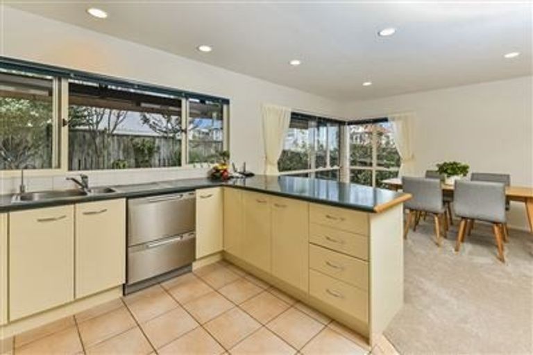 Photo of property in 2/26 Dallinghoe Crescent, Milford, Auckland, 0620