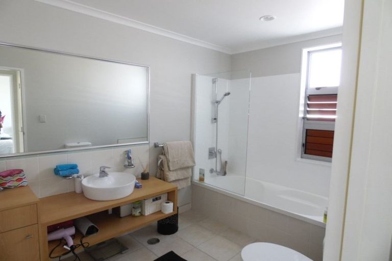 Photo of property in 9w Clearwater Cove, West Harbour, Auckland, 0618