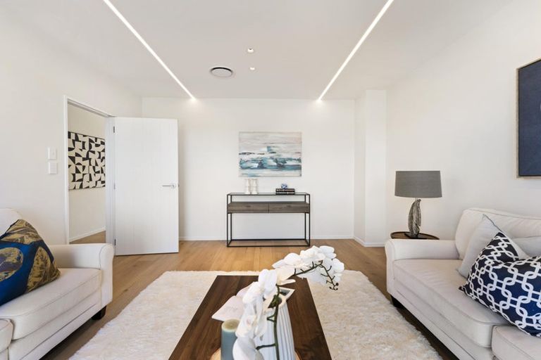 Photo of property in 13 Taipahitini Road, Rosehill, 2113