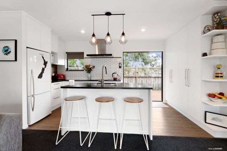 Photo of property in 1/9 Vardon Road, Green Bay, Auckland, 0604