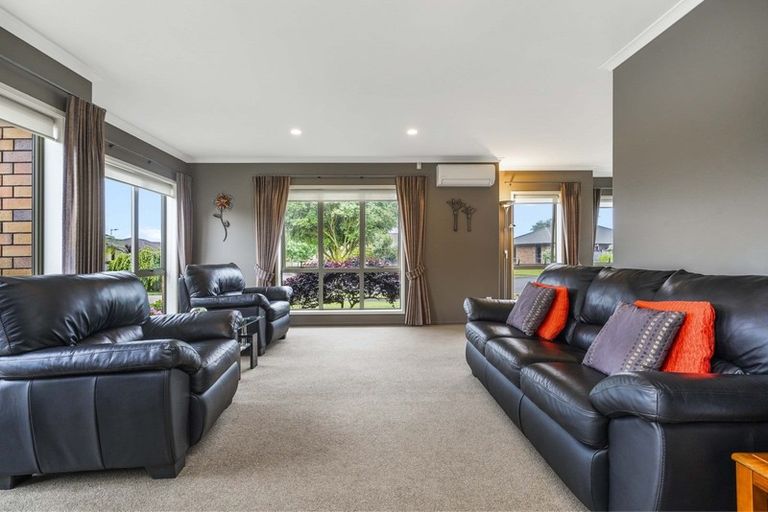 Photo of property in 17 Cranmer Close, Rototuna North, Hamilton, 3210