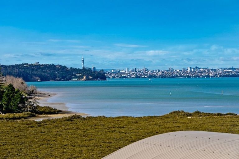 Photo of property in 18 Oakpark Place, West Harbour, Auckland, 0618