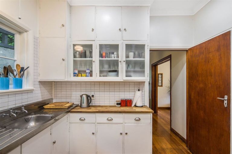 Photo of property in 122 Totara Road, Miramar, Wellington, 6022