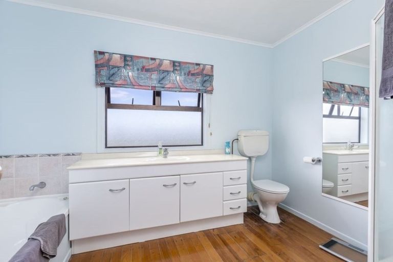 Photo of property in 34 Knights Road, Rothesay Bay, Auckland, 0630