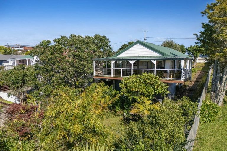 Photo of property in 13 Moffat Road, Red Beach, 0932