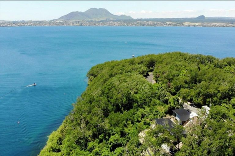 Photo of property in 19 Parawera Drive, Acacia Bay, Taupo, 3330