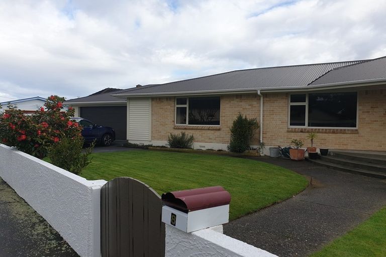 Photo of property in 8 Saulbrey Grove, Woburn, Lower Hutt, 5010