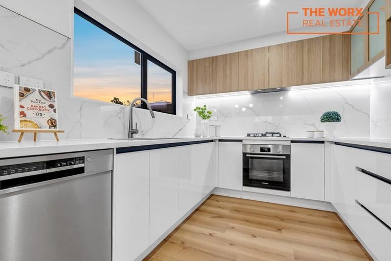 Photo of property in 106b Edgewater Drive, Pakuranga, Auckland, 2010