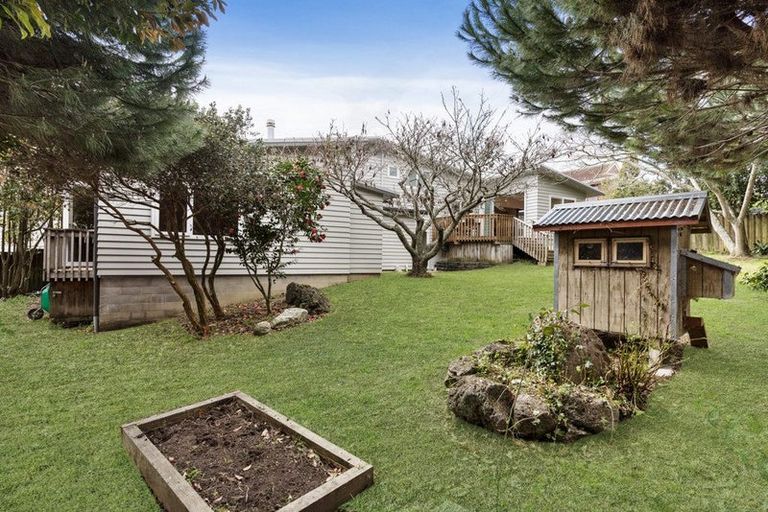 Photo of property in 22 Gwenand Place, Botany Downs, Auckland, 2010