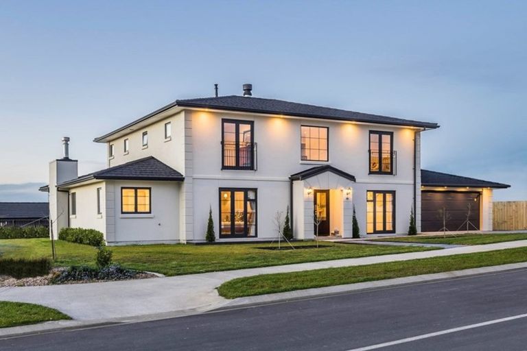 Photo of property in 88 Queen Charlotte Drive, Aotea, Porirua, 5024