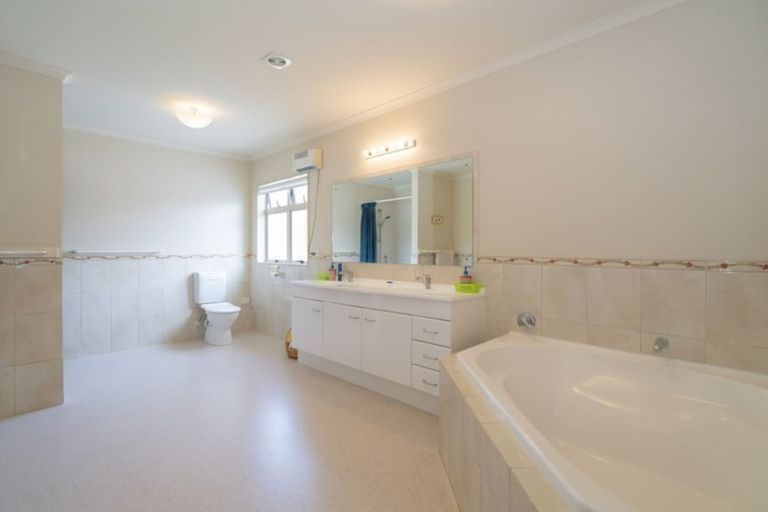 Photo of property in 2 Parkland Place, Whitianga, 3510