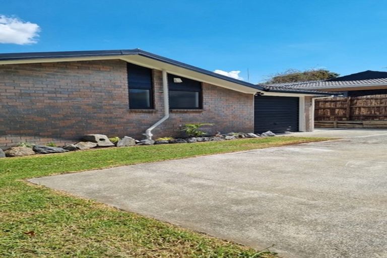 Photo of property in 4186a Great North Road, Glendene, Auckland, 0602