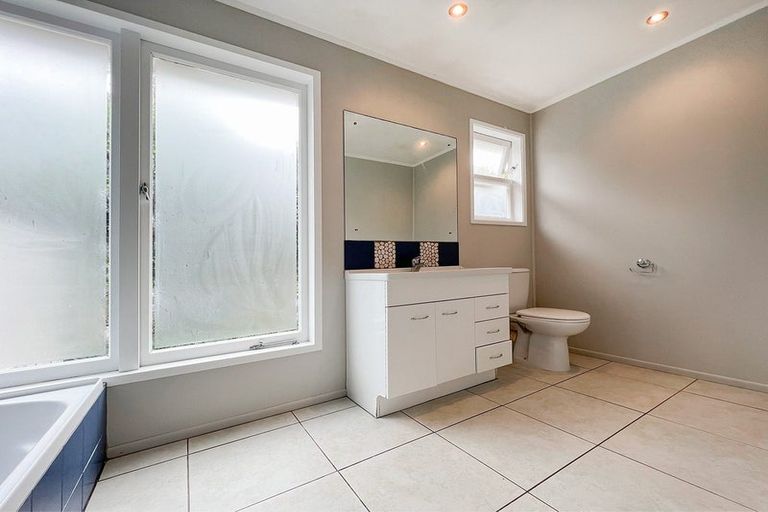 Photo of property in 15 Montana Avenue, Murrays Bay, Auckland, 0630