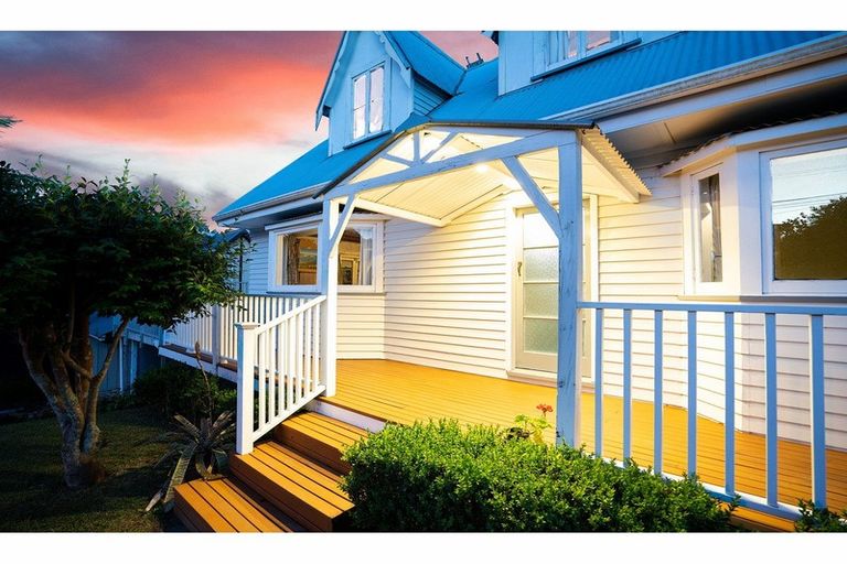 Photo of property in 14a South Lynn Road, Titirangi, Auckland, 0604