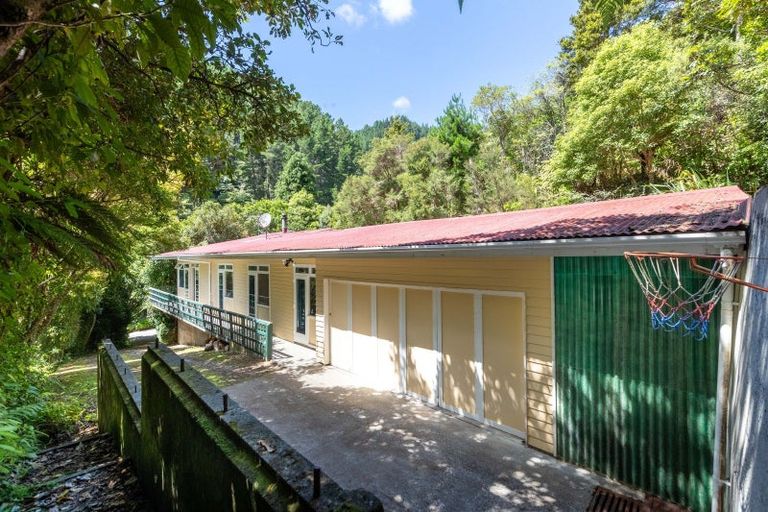 Photo of property in 142 Pinehaven Road, Pinehaven, Upper Hutt, 5019