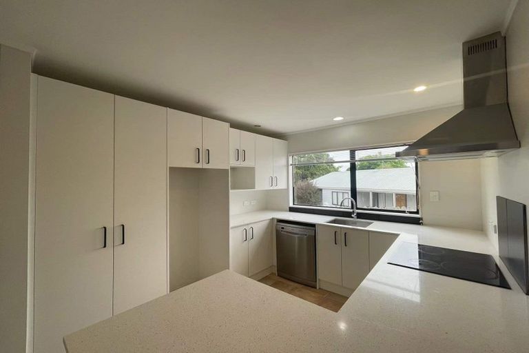 Photo of property in 6 Thalia Place, Totara Vale, Auckland, 0629