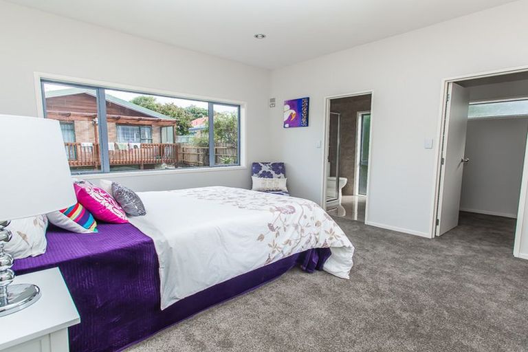 Photo of property in 1b Lynwood Road, New Lynn, Auckland, 0600