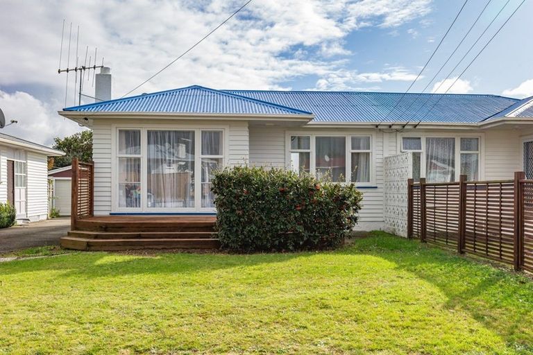 Photo of property in 17 Karaka Crescent, Levin, 5510