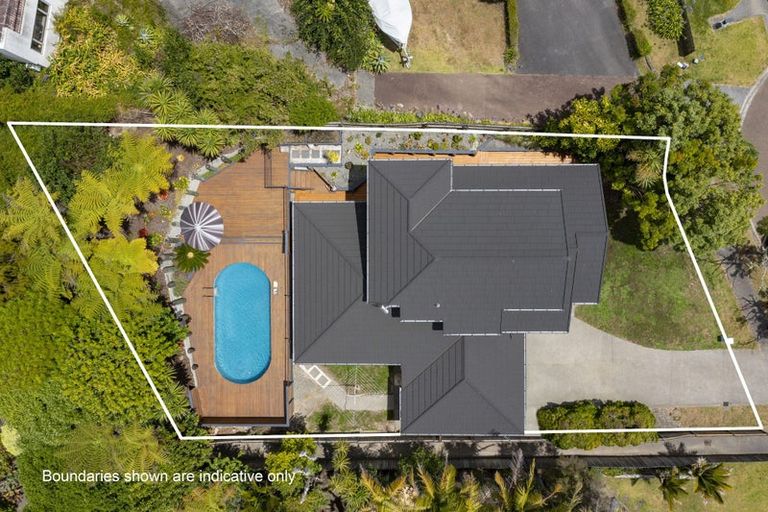 Photo of property in 18 Greenleaf Way, Northcross, Auckland, 0630
