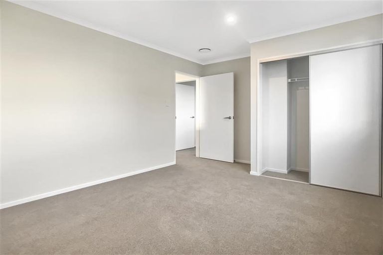 Photo of property in 28 Soaring Bird Drive, Takanini, 2112