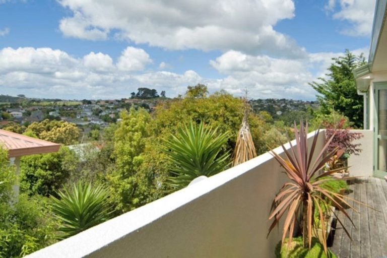 Photo of property in 11 Mannikin Place, Unsworth Heights, Auckland, 0632