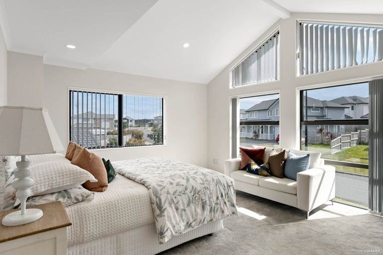 Photo of property in 10 Ascension Crescent, Orewa, 0931