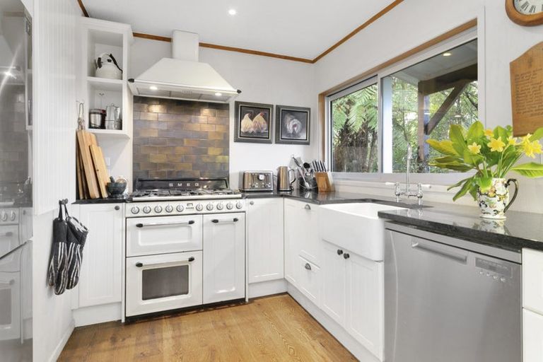 Photo of property in 13 Bush Road, Waiatarua, Auckland, 0604