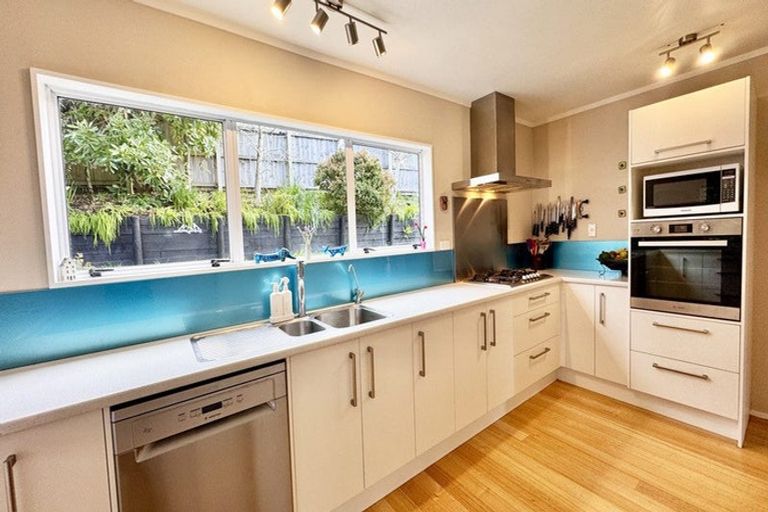 Photo of property in 6 Mosman Place, Chatswood, Auckland, 0626