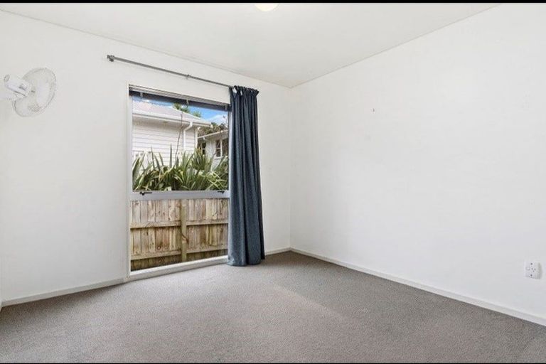 Photo of property in 2/79 Mountbatten Avenue, Hillcrest, Auckland, 0627