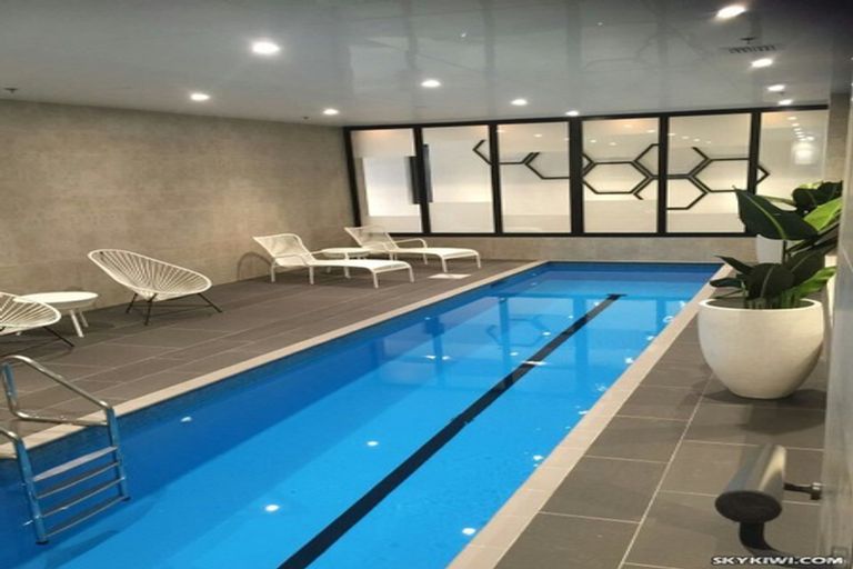 Photo of property in 33 Cricklade Terrace, Windsor Park, Auckland, 0632