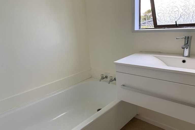 Photo of property in 2/14 Galloway Crescent, Farm Cove, Auckland, 2012