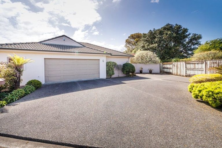 Photo of property in 2 Kea Place, Fitzherbert, Palmerston North, 4410