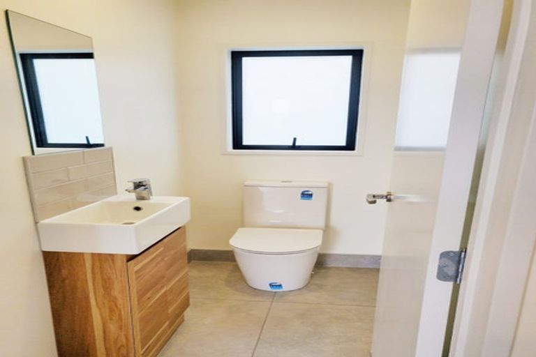 Photo of property in 36 Barbados Drive, Unsworth Heights, Auckland, 0632