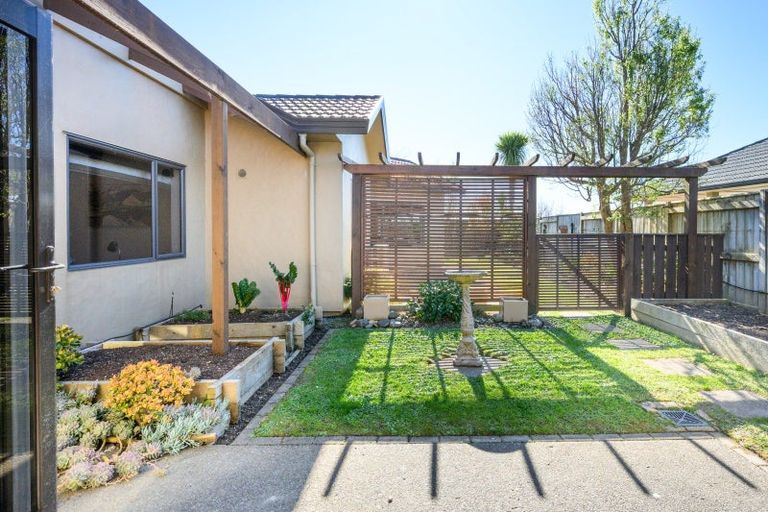 Photo of property in 48 Johnstone Drive, Fitzherbert, Palmerston North, 4410