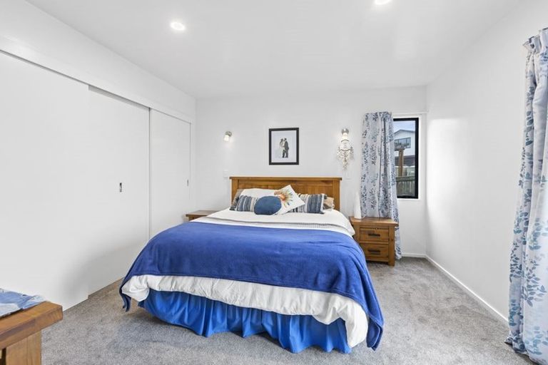 Photo of property in 2/4 Idyll Place, Northcross, Auckland, 0632