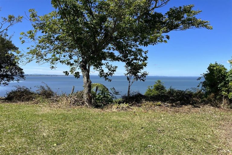 Photo of property in 16 Cliff View Drive, Green Bay, Auckland, 0604