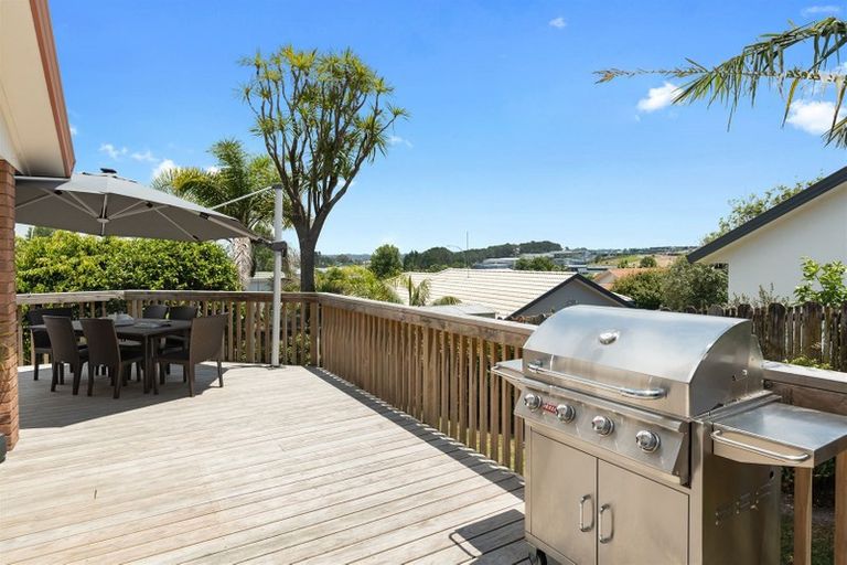 Photo of property in 2/11 Mercury Lane, Windsor Park, Auckland, 0632