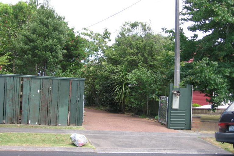 Photo of property in 2/215 Eskdale Road, Birkenhead, Auckland, 0626