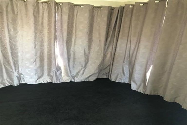 Photo of property in 13 Huruhuru Road, Massey, Auckland, 0614