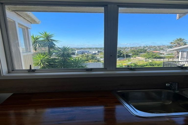 Photo of property in 3/178 Chivalry Road, Glenfield, Auckland, 0629