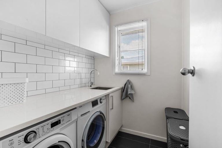 Photo of property in 15 Gill Avenue, Te Atatu Peninsula, Auckland, 0610