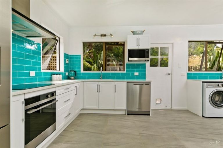 Photo of property in 84 Grassmere Road, Henderson Valley, Auckland, 0612